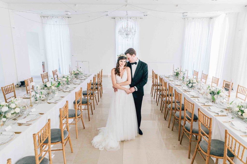 Table longue Orangerie Château de Varennes mariage franco-américain — Pierre Atelier photographe mariage