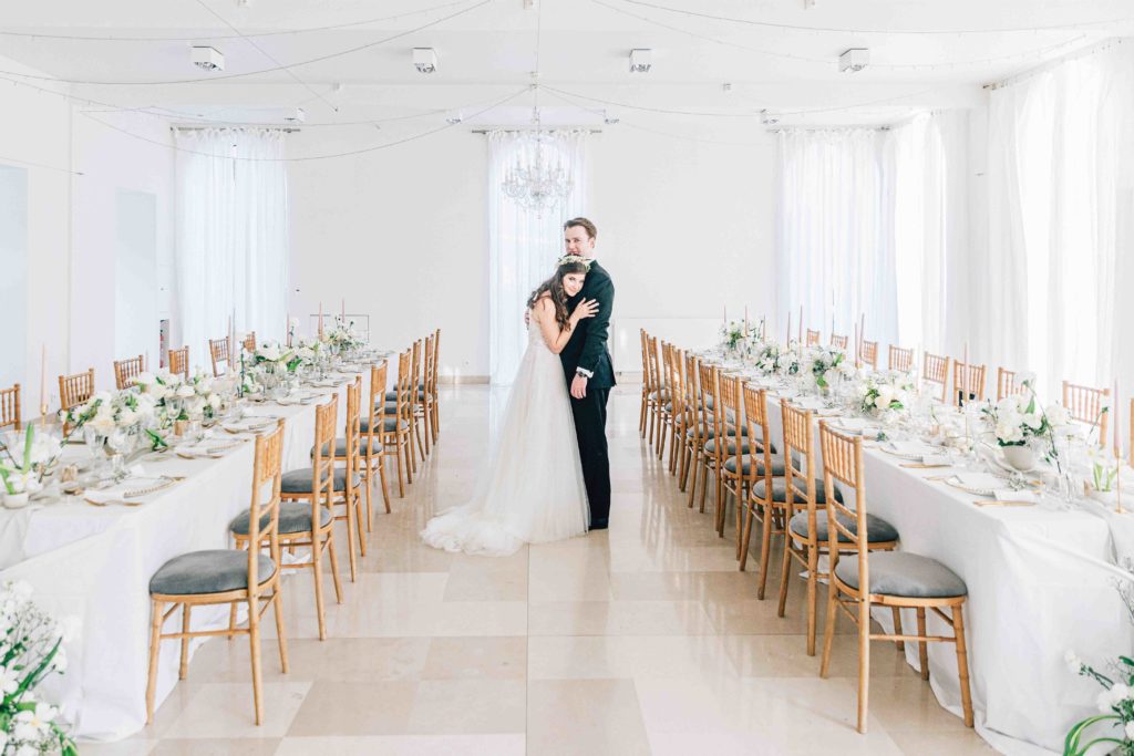 Chandeliers bougies table Château de Varennes Bourgogne — Pierre Atelier photographe mariage Paris