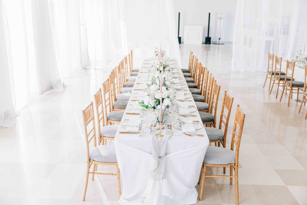 Vue plongeante tables Orangerie Château de Varennes — Pierre Atelier photographe mariage Paris