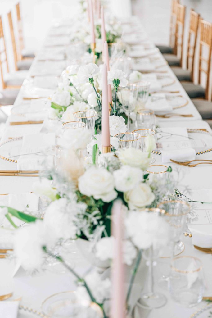Composition florale blanche Château Varennes mariage franco-américain — Pierre Atelier photographe mariage