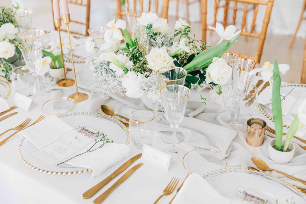 Fleurs épanouies centre table Orangerie Château Varennes — Pierre Atelier photographe