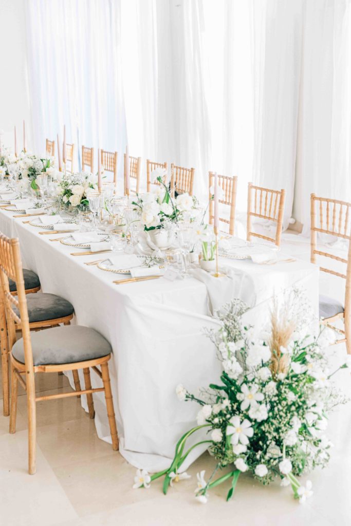 Vue latérale tables Orangerie Château de Varennes Bourgogne — Pierre Atelier photographe mariage