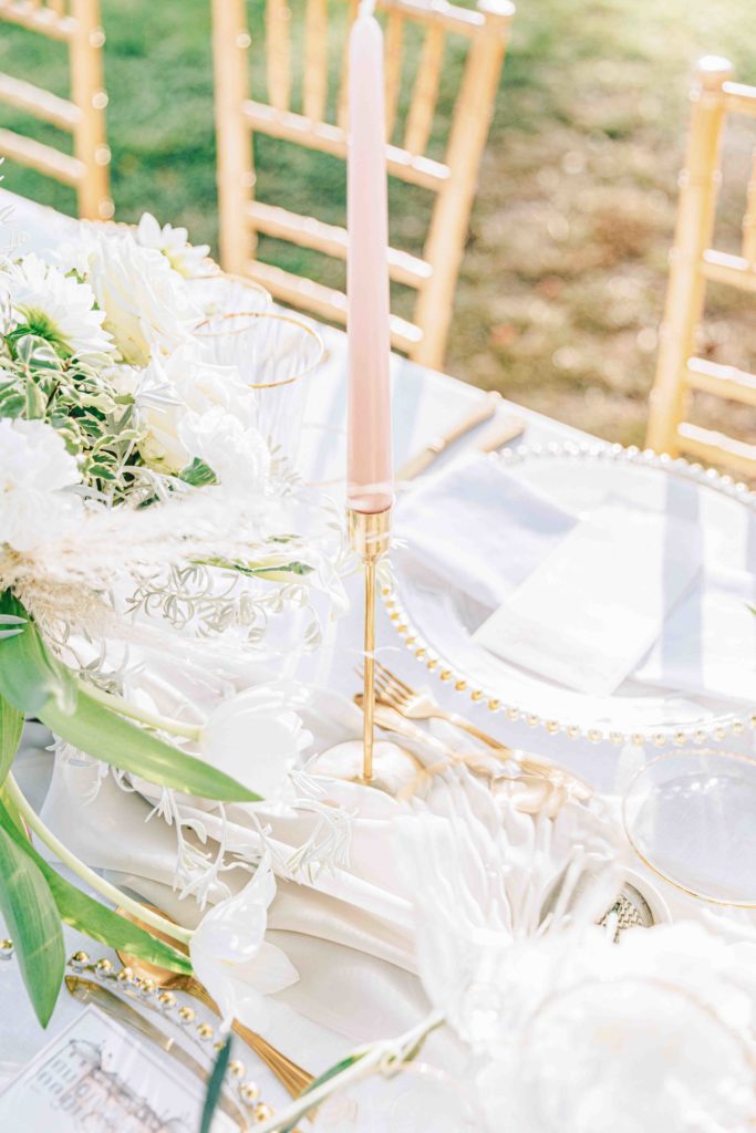 Pétales fleurs table mariage Château Varennes franco-américain — Pierre Atelier photographe