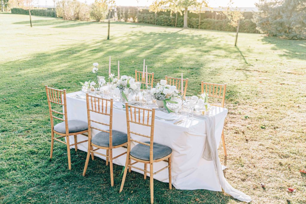 Détails floraux table mariage Château de Varennes Orangerie — Pierre Atelier photographe mariage