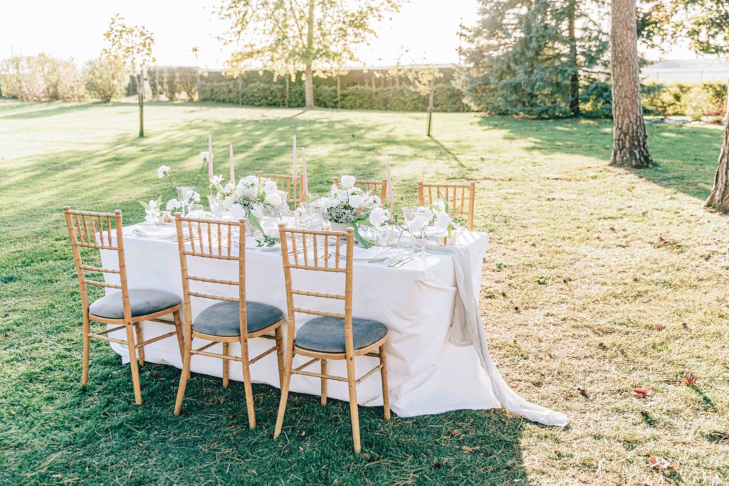 Centre de table fleurs mariage Château Varennes Bourgogne — Pierre Atelier photographe
