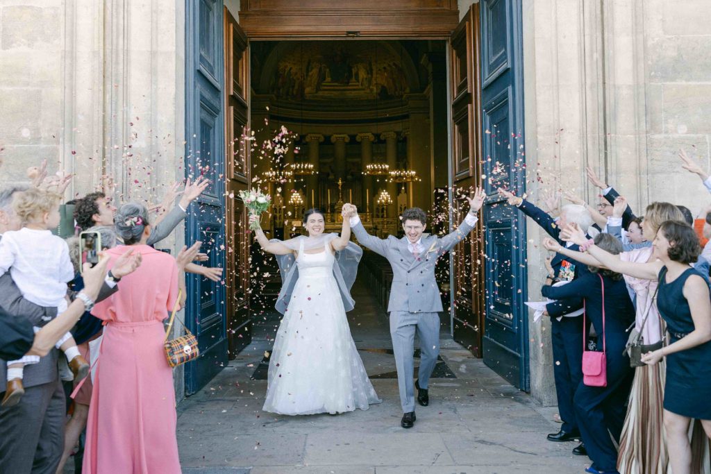 Premier baiser mariage religieux Église Saint-Germain 78 — Pierre Atelier photographe