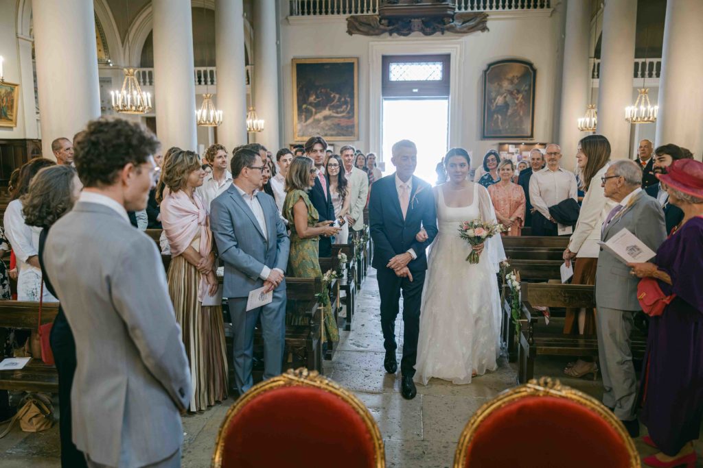 Cortège mariée Église Saint-Germain-en-Laye façade — Pierre Atelier photographe mariage