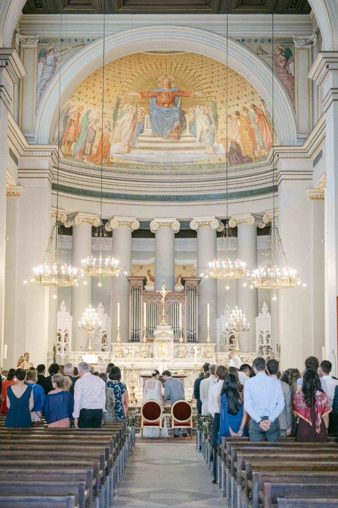 Arrivée mariée Église Saint-Germain Saint-Germain-en-Laye — Pierre Atelier photographe mariage Paris