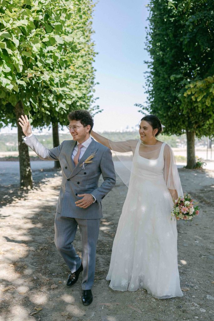 Embrassades parvis Église Saint-Germain 78 mariage — Pierre Atelier photographe mariage Paris