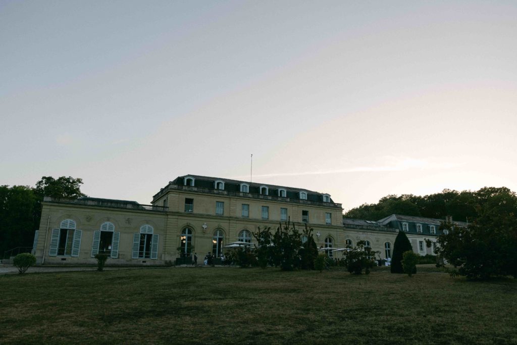 Ambiance dîner Maison du Val pavillon Louis XIV — Pierre Atelier photographe mariage