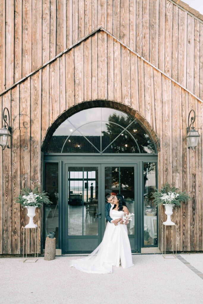 Mariés marchant en bordure des champs Courcelles-en-Bassée — Pierre Atelier photographe mariage Paris