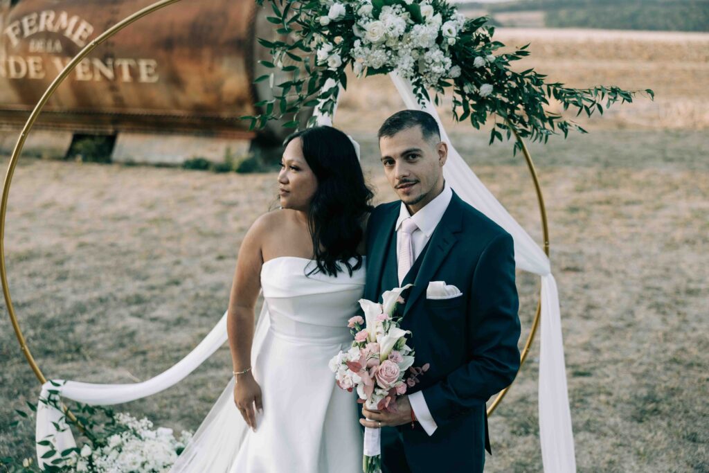 Mariée voile au vent campagne Ferme de la Grande Vente — Pierre Atelier photographe mariage