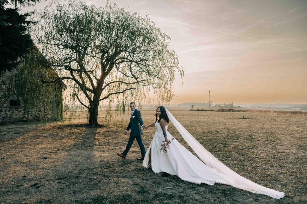 Golden hour mariés Ferme de la Grande Vente Seine-et-Marne — Pierre Atelier photographe mariage