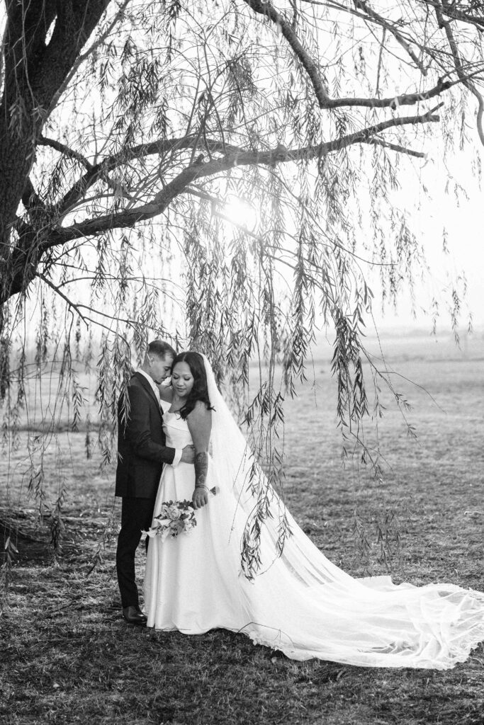 Mariés contre-jour coucher de soleil ferme 77 — Pierre Atelier photographe mariage Paris