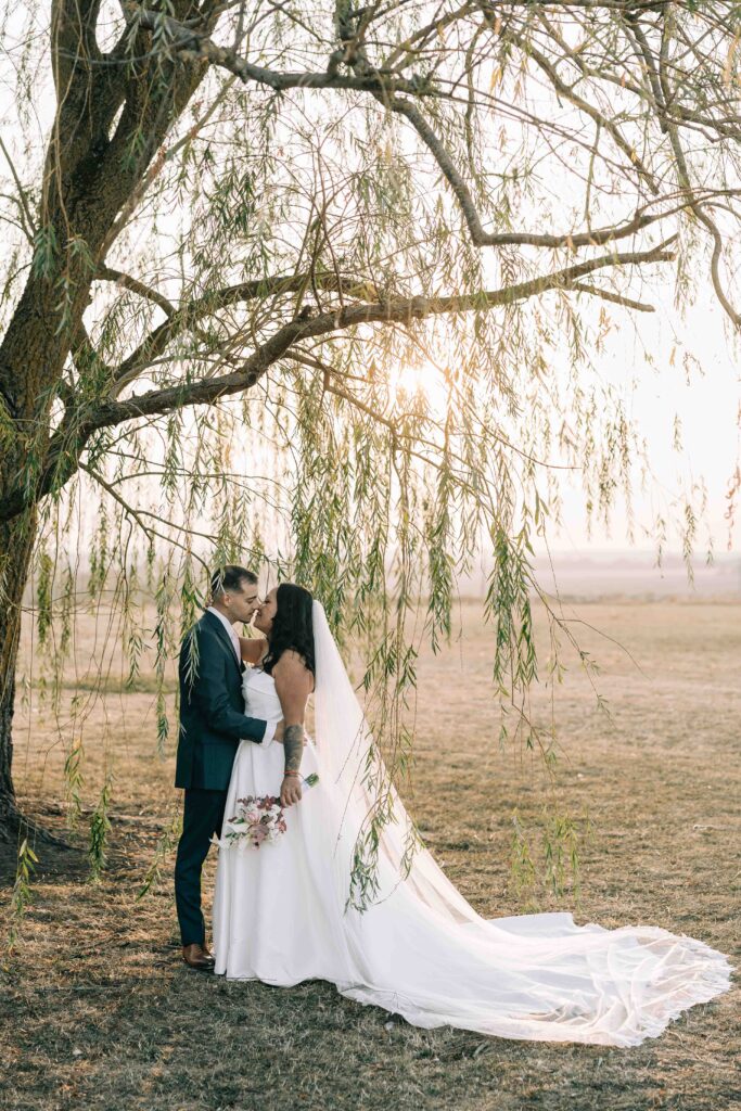 Couple rires lumière rasante Ferme de la Grande Vente — Pierre Atelier photographe