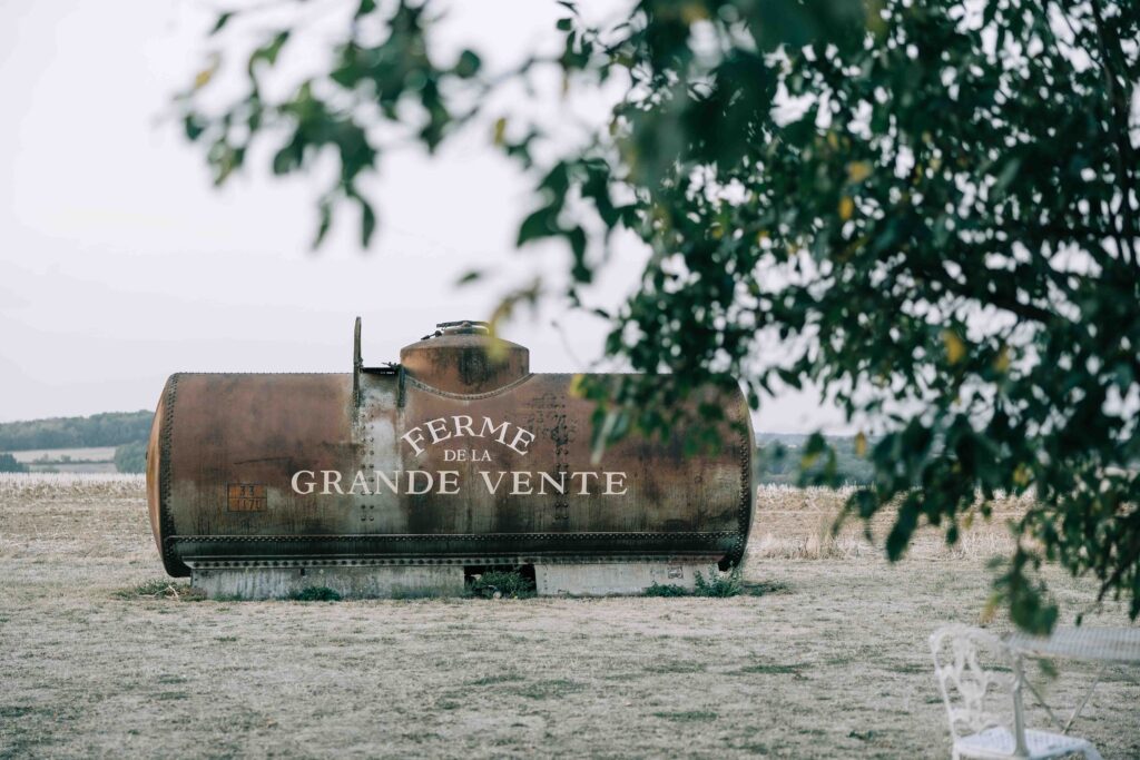 Cocktail mariage grange ouverte Ferme de la Grande Vente — Pierre Atelier photographe mariage