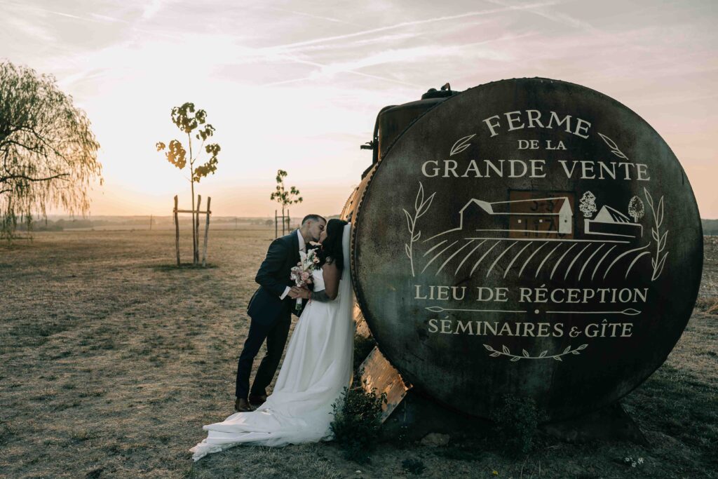 Entrée des mariés salle de réception ferme Seine-et-Marne — Pierre Atelier photographe mariage Paris