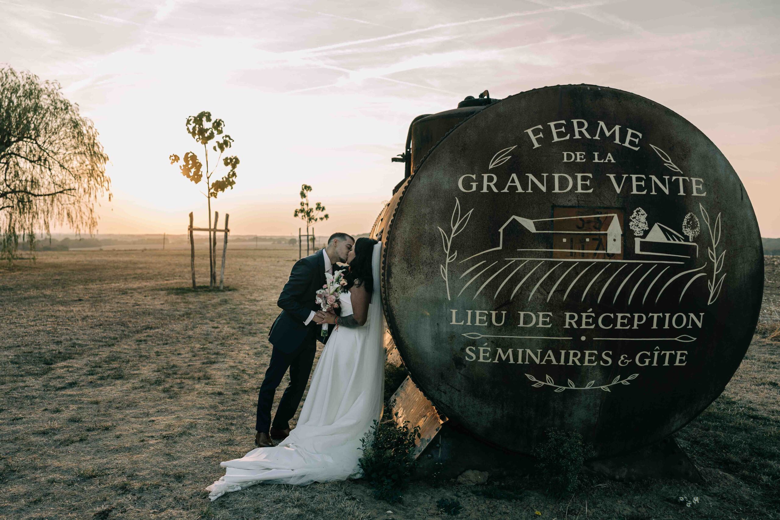 Entrée des mariés salle de réception ferme Seine-et-Marne — Pierre Atelier photographe mariage Paris