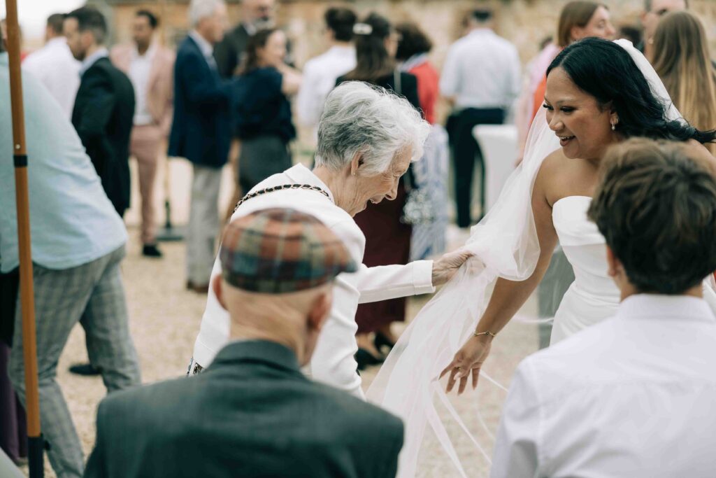 Baiser mariés cour Ferme de la Grande Vente 77 — Pierre Atelier photographe mariage