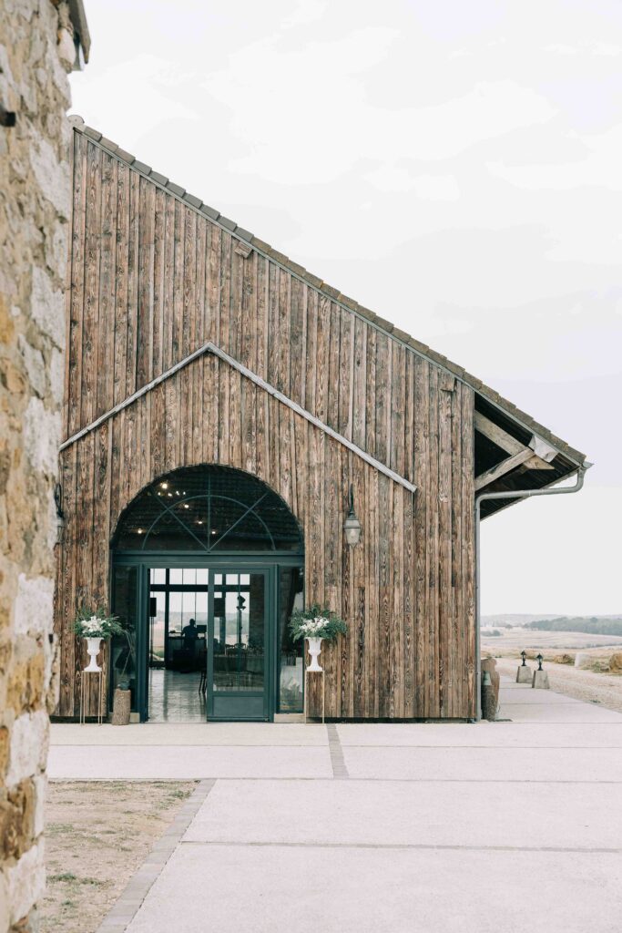 Portrait couple volumes grange Ferme de la Grande Vente — Pierre Atelier photographe