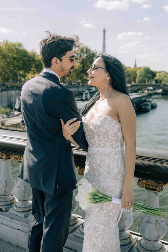Mariés reflets lumière Seine Pont Alexandre III Paris — Pierre Atelier photographe mariage