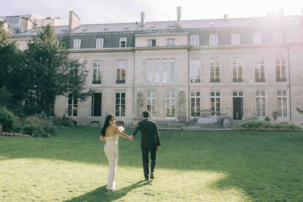 Contre-jour candélabres séance mariés Pont Alexandre III Paris — Pierre Atelier photographe couple