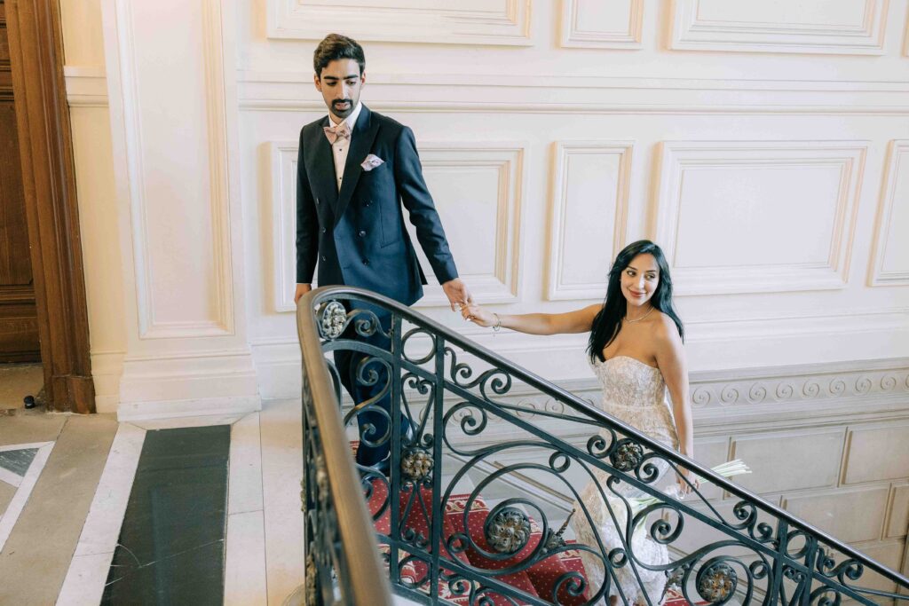 Portrait couple lumière rasante dorures Pont Alexandre III — Pierre Atelier photographe mariage