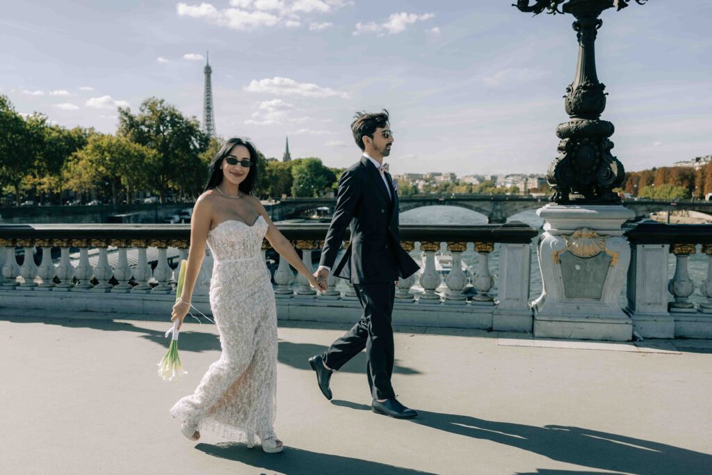 Statue bronze premier plan couple mariés Pont Alexandre III — Pierre Atelier photographe couple