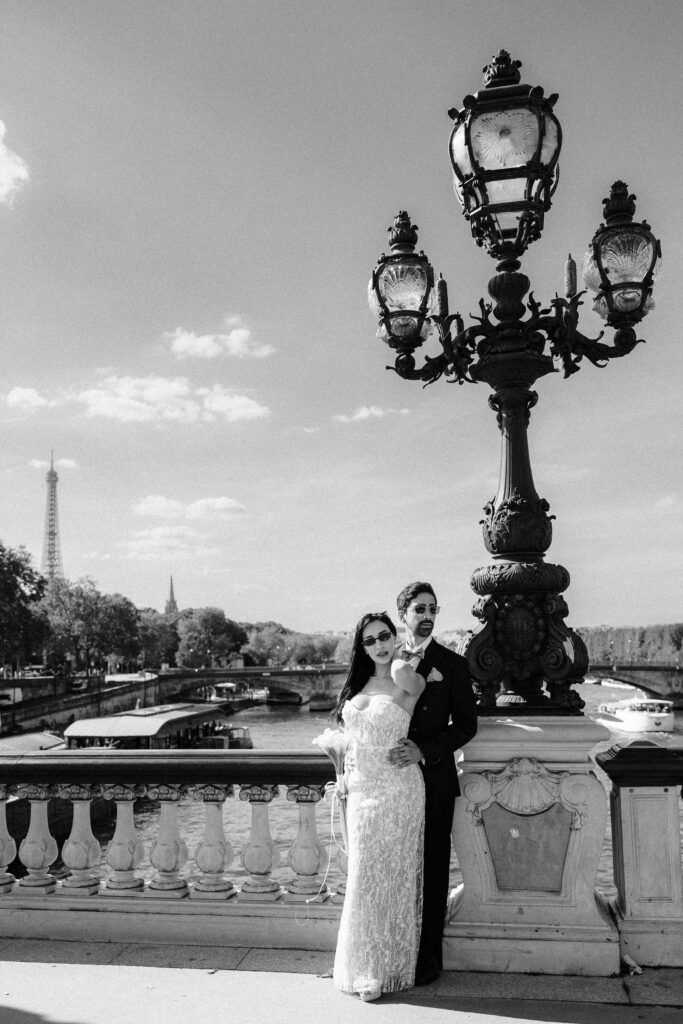 Couple enlacé guirlandes bronze doré Pont Alexandre III — Pierre Atelier photographe