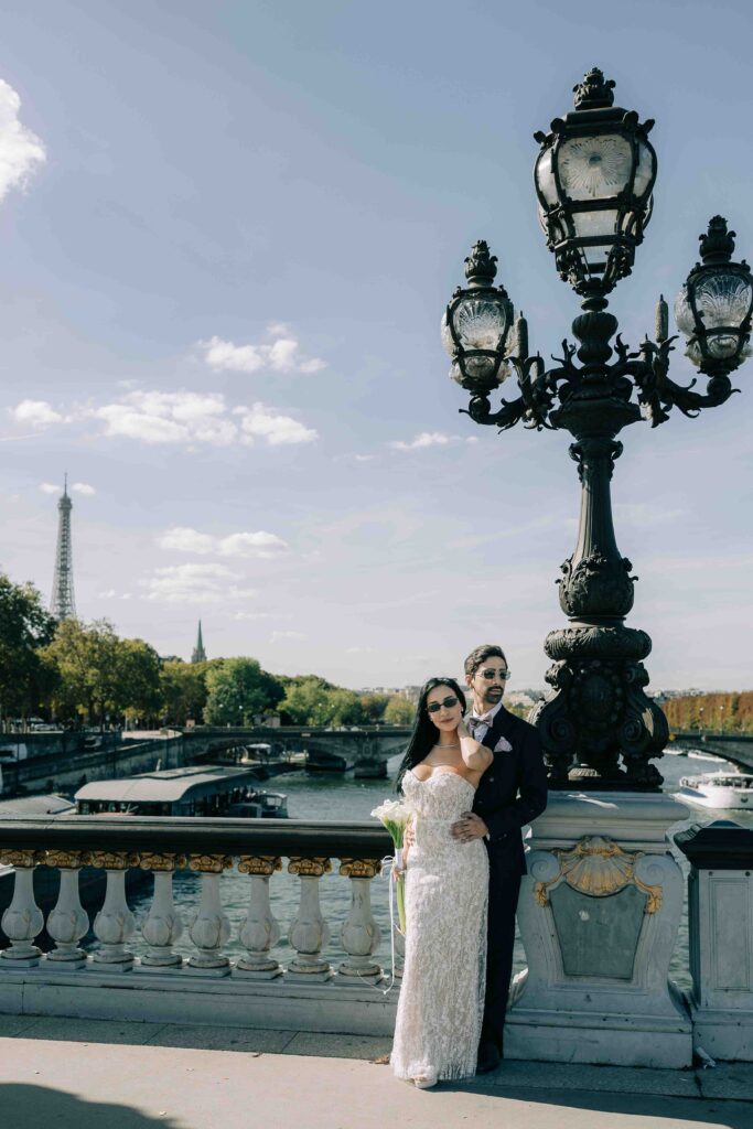 Portrait couple lumière rasante dorures Pont Alexandre III — Pierre Atelier photographe mariage