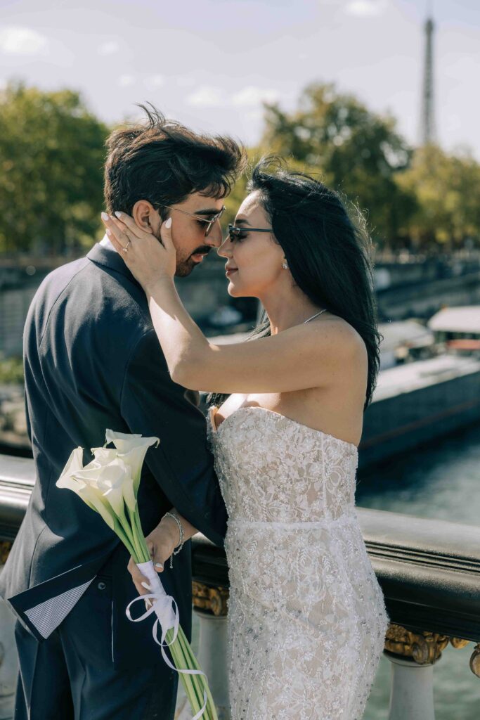 Mariés au pied des pylônes Renommées dorées Pont Alexandre III — Pierre Atelier photographe