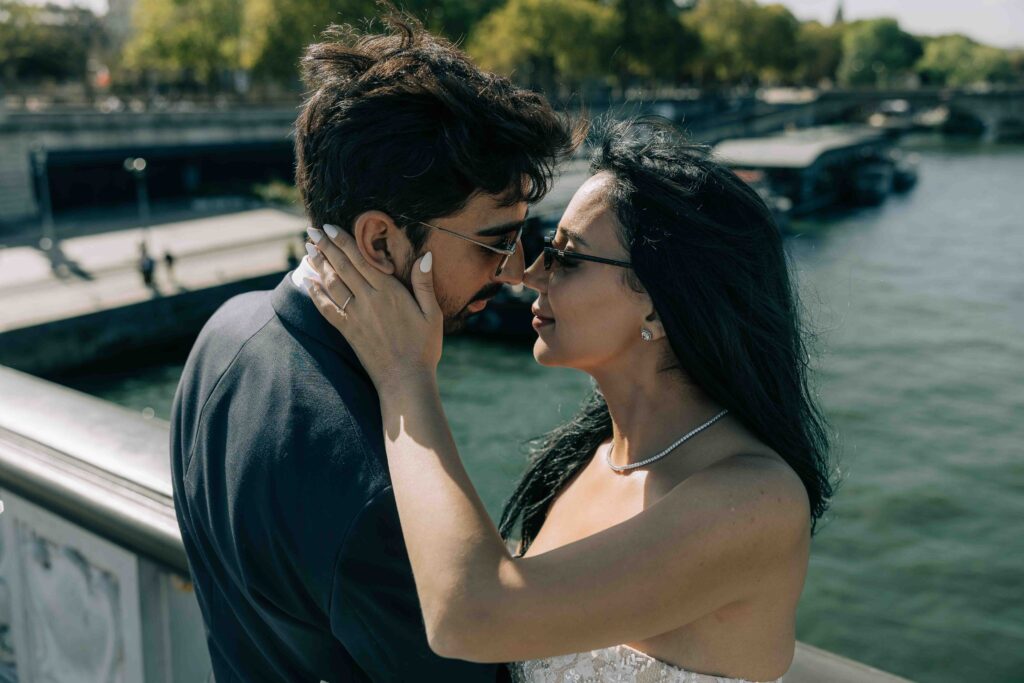 Contre-jour candélabres séance mariés Pont Alexandre III Paris — Pierre Atelier photographe couple
