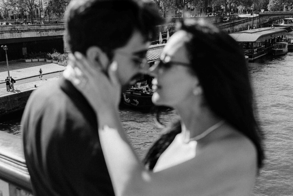 Portrait intime couple dorures Pont Alexandre III Paris — Pierre Atelier photographe mariage