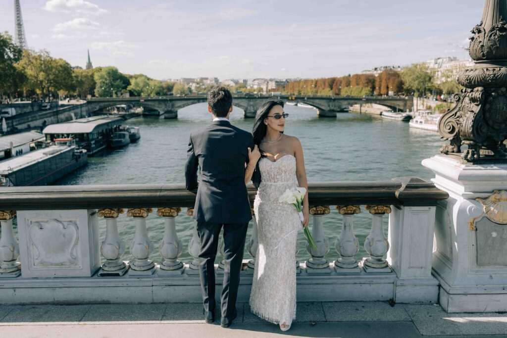 Couple enlacé guirlandes bronze doré Pont Alexandre III — Pierre Atelier photographe