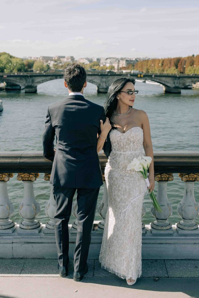 Couple marchant bord de Seine sous Pont Alexandre III Paris — Pierre Atelier photographe