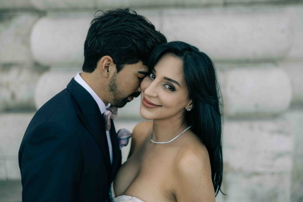 Portrait intime couple dorures Pont Alexandre III Paris — Pierre Atelier photographe mariage