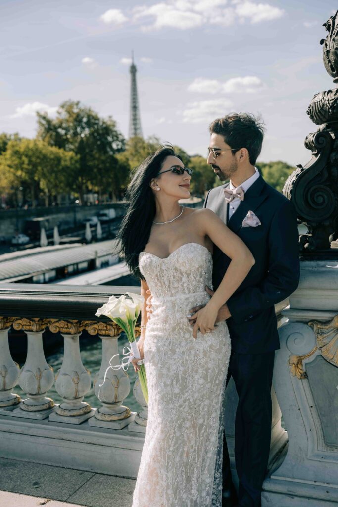 Séance couple mariés Pont Alexandre III Paris Invalides en fond — Pierre Atelier photographe