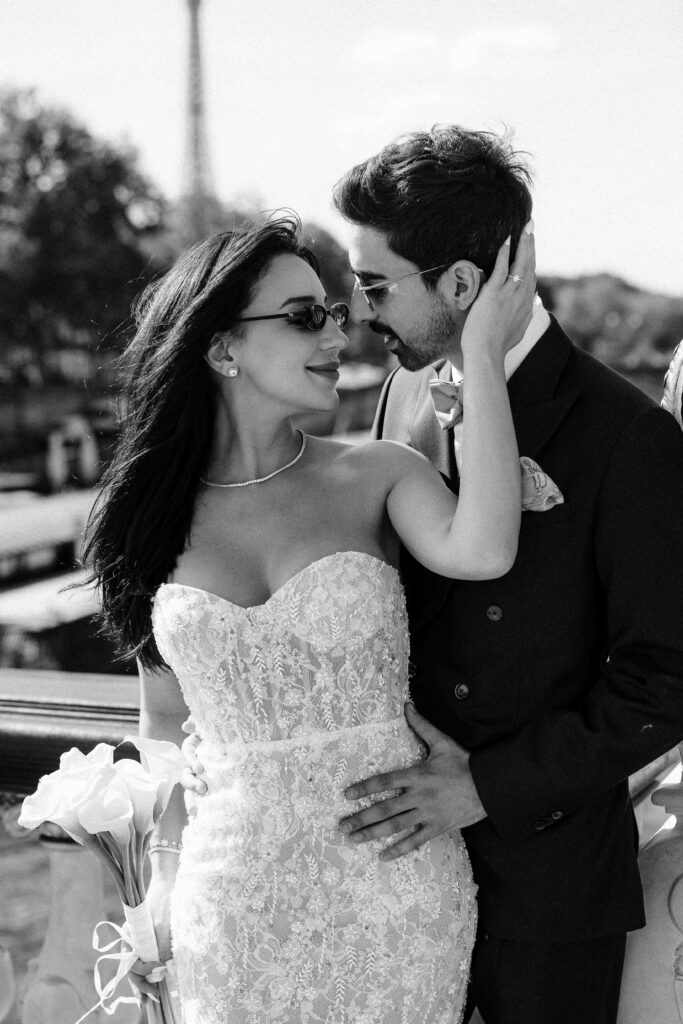 Couple en tenues de mariés marchant sur le Pont Alexandre III — Pierre Atelier photographe Paris