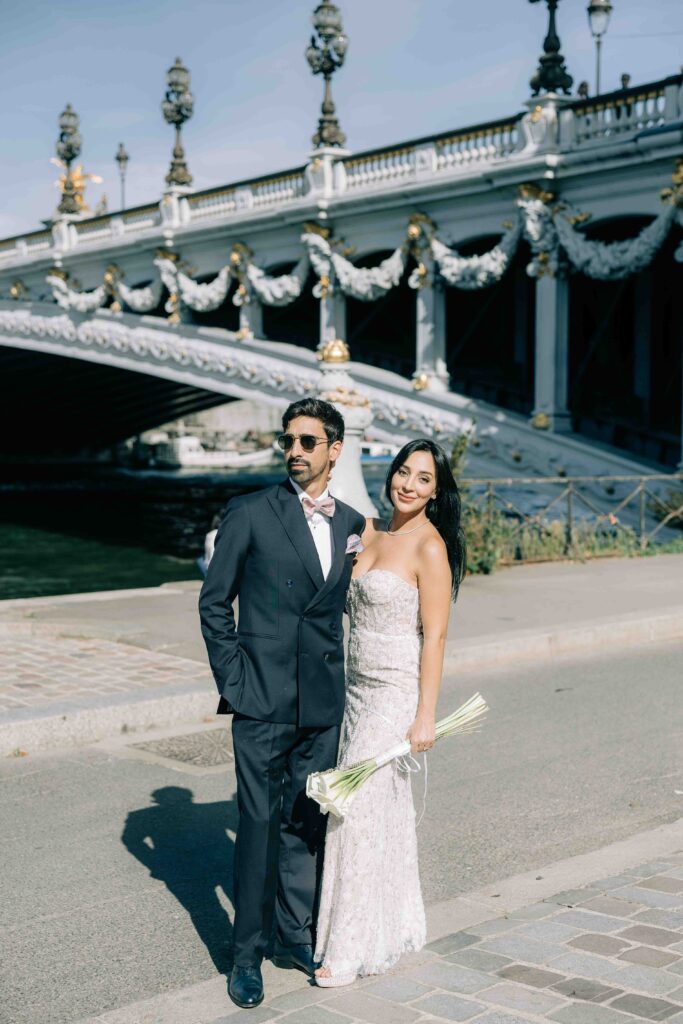 Mariés main dans la main tablier pavé Pont Alexandre III — Pierre Atelier photographe couple