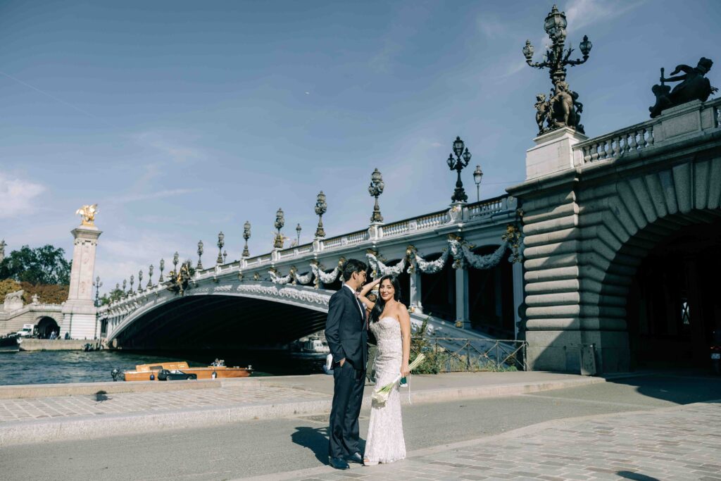 Portrait marié élégant lampadaire Belle Époque Pont Alexandre III — Pierre Atelier photographe