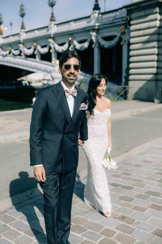 Couple complice rires séance photo Pont Alexandre III Paris — Pierre Atelier photographe mariage